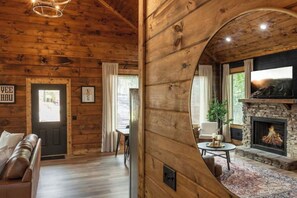 Smart TV, fireplace - Couples Mountain Getaway with Stunning Views, Private Hot Tub, and Fire Pit (Sevierville)