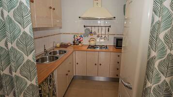 Een koelkast, een magnetron, een kookplaat