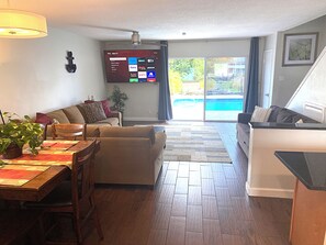 Apartment | Wohnbereich | Flachbildfernseher