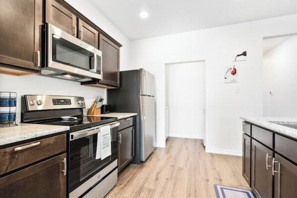 Kühlschrank, Mikrowelle, Ofen, Herdplatte