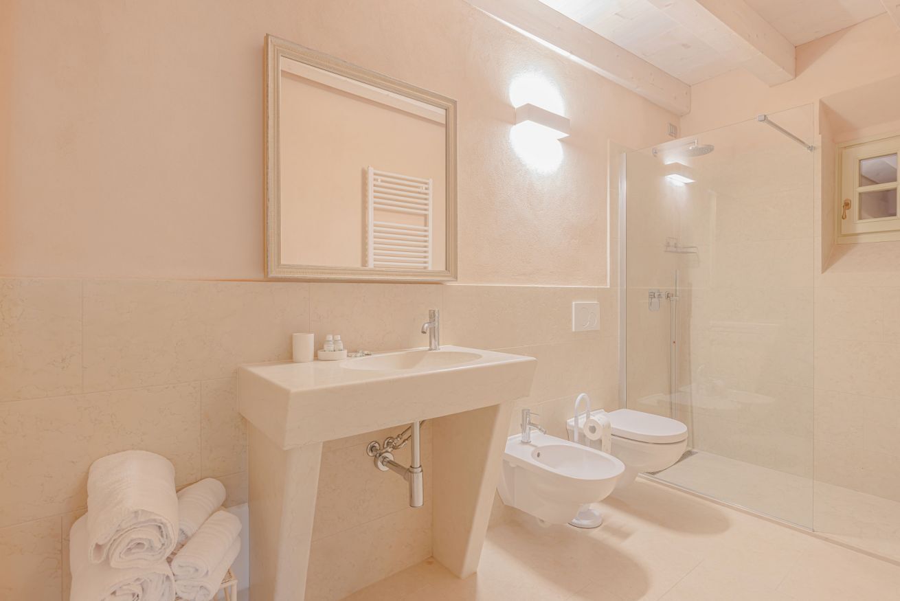 Ein Badezimmer mit Waschbecken, Bidet, Toilette und einer Duschkabine.