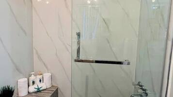Douche, sĂšche-cheveux, serviettes fournies, savon