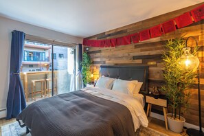 1 habitación, caja de seguridad en la habitación y escritorio 