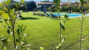 Seasonal outdoor pool, open 7:30 AM to 9:00 PM, pool umbrellas - Ribeira House (Mirandela)
