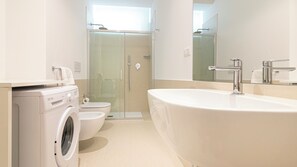 Douche, sèche-cheveux, bidet, serviettes fournies