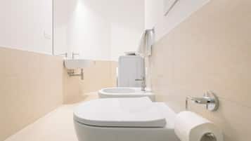 Een douche, een haardroger, een bidet, handdoeken