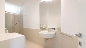 Doccia, asciugacapelli, bidet, asciugamani