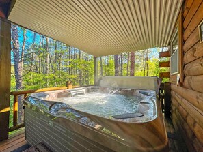 Outdoor spa tub - Rustic Ridge Lodge Cabin Rental, Family Friendly - Game Room, Hot Tub, Sauna, 2 Fireplaces & 2 Outdo... (Rockbridge)