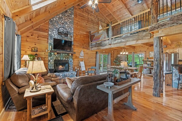 Smart TV, fireplace, DVD player, table football - Rustic Ridge Lodge Cabin Rental, Family Friendly - Game Room, Hot Tub, Sauna, 2 Fireplaces & 2 Outdo... (Rockbridge)