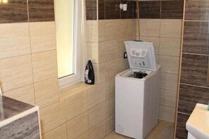 Shower, hair dryer, towels, toilet paper - Lovely 1 bedroom condo in city center
 (Budapest)
