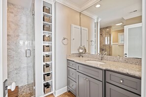 Douche, séchoir à cheveux, serviettes fournies, savon