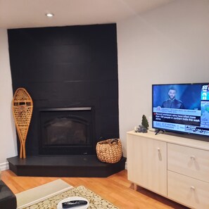 Interior - Modern Tornbury townhouse walk to everything, seasonal rental available (Thornbury)