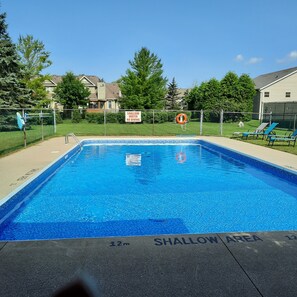 Pool - Modern Tornbury townhouse walk to everything, seasonal rental available (Thornbury)