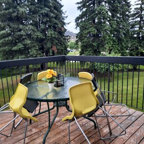Outdoor dining - Modern Tornbury townhouse walk to everything, seasonal rental available (Thornbury)