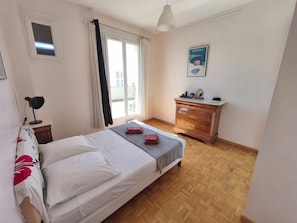 3 dormitorios, tabla de planchar con plancha, ropa de cama