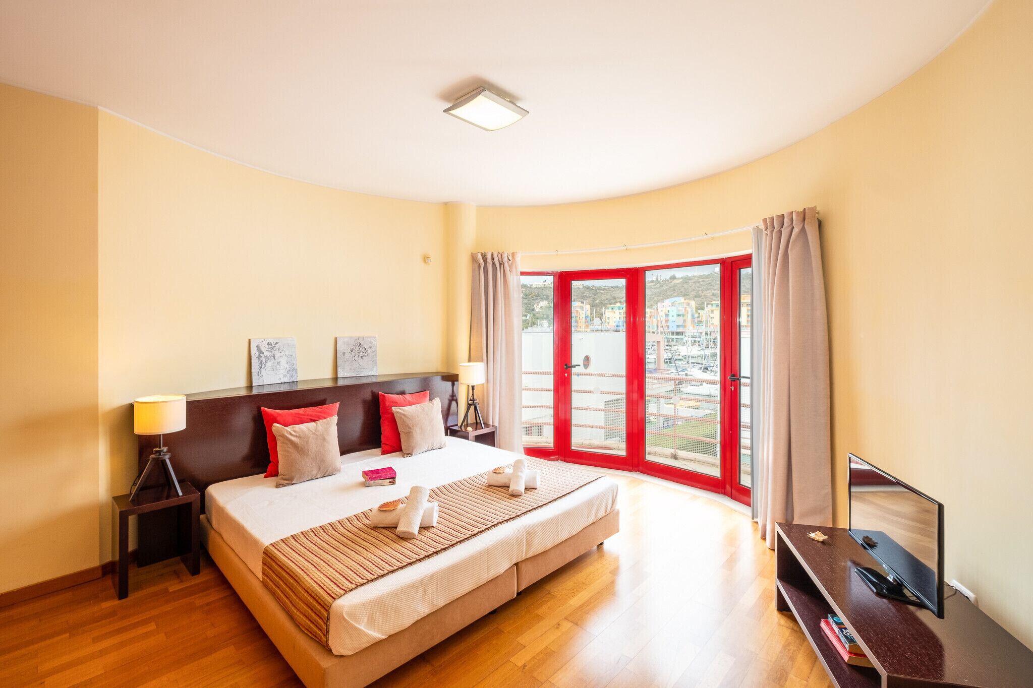 4 quartos, cofres nos quartos, ferros/tábuas de passar roupa