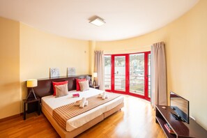 4 chambres, coffres-forts dans les chambres, fer et planche à repasser