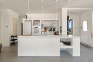 Kjøleskap, mikrobølgeovn, kokeplater og oppvaskmaskin