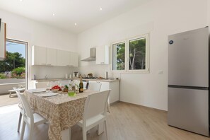 Jääkaappi, liesi, astianpesukone, keittoastiat/astiat/ruokailuvälineet