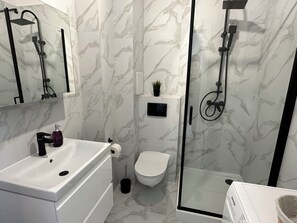 Shower, pengering rambut,  dan handuk