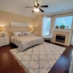 4 Schlafzimmer, Zimmersafe, Schreibtisch, Bügeleisen/Bügelbrett