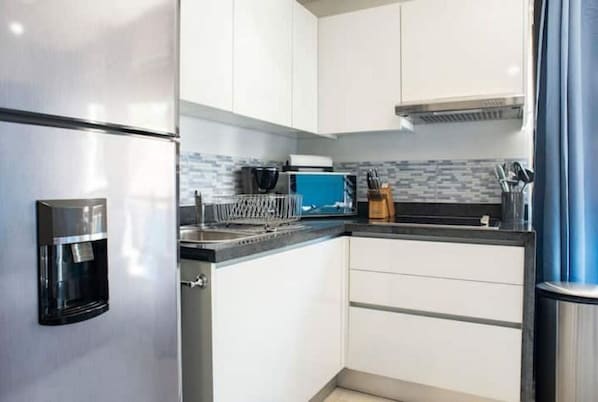 Refrigerador, microondas, parrilla de estufa y cafetera y tetera