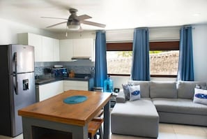 Refrigerador, microondas, parrilla de estufa y cafetera y tetera