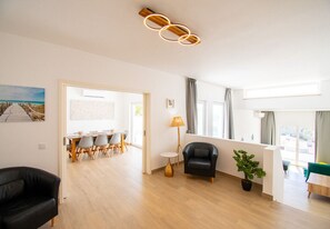 TV - Casa Cubo Superbly Situated 6 Bedroom Villa (Carvoeiro)