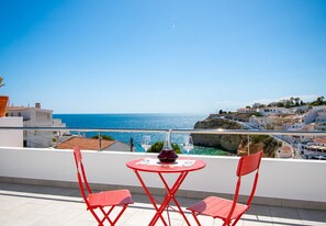 Outdoor dining - Casa Cubo Superbly Situated 6 Bedroom Villa (Carvoeiro)