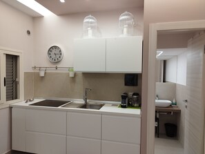 Kjøleskap, kokeplater, kaffetrakter/tekoker og vannkoker