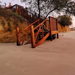 海灘、躺椅、太陽傘