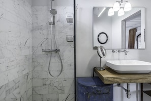 Appartement | Salle de bain | Douche, sĂšche-cheveux, bidet, serviettes fournies