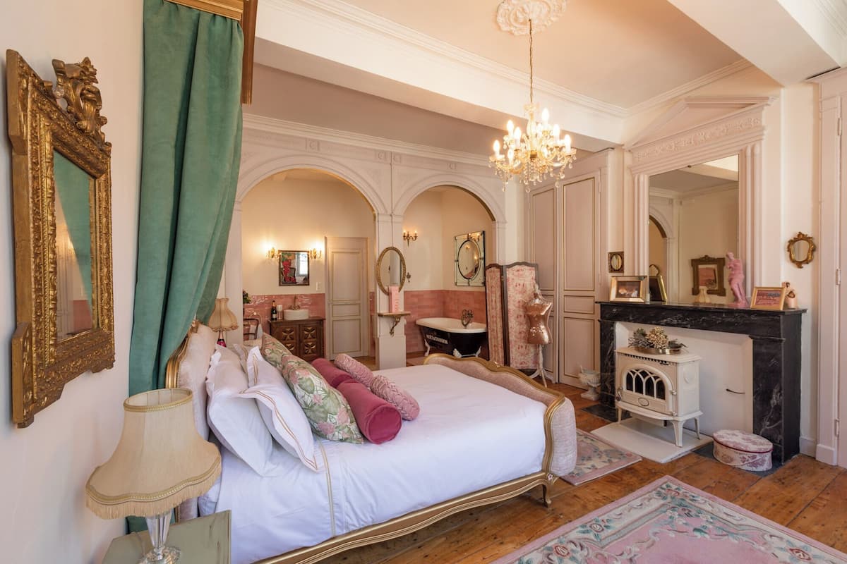 Suite Grand, 2 camere da letto, vasca da bagno, vista città | 2 camere, biancheria da letto di alta qualità, materassi a doppio strato