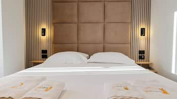 Double Room, Direct Pool Access | 1 bedroom, desk, soundproofing, iron/ironing board