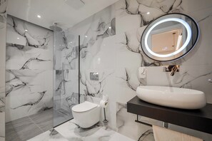 Comfort Triple Room, Balcony | Bathroom | Shower, free toiletries, hair dryer, towels - Absolute Hotel (Ksamil)