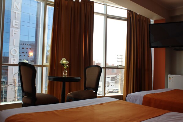 Shower, rainfall showerhead, designer toiletries, hair dryer - Platinium Hotel (Tacna)