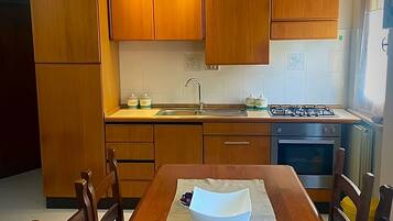 KĂŒhlschrank, Mikrowelle, Ofen, Herdplatte