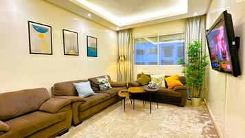 Smart TV, mesa de pingue-pongue, livros, monitores de computador