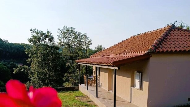 A house with a tiled roof, a covered patio, and a grassy yard. - Billy s House Vlachava-kalambaka (Kalabaka)