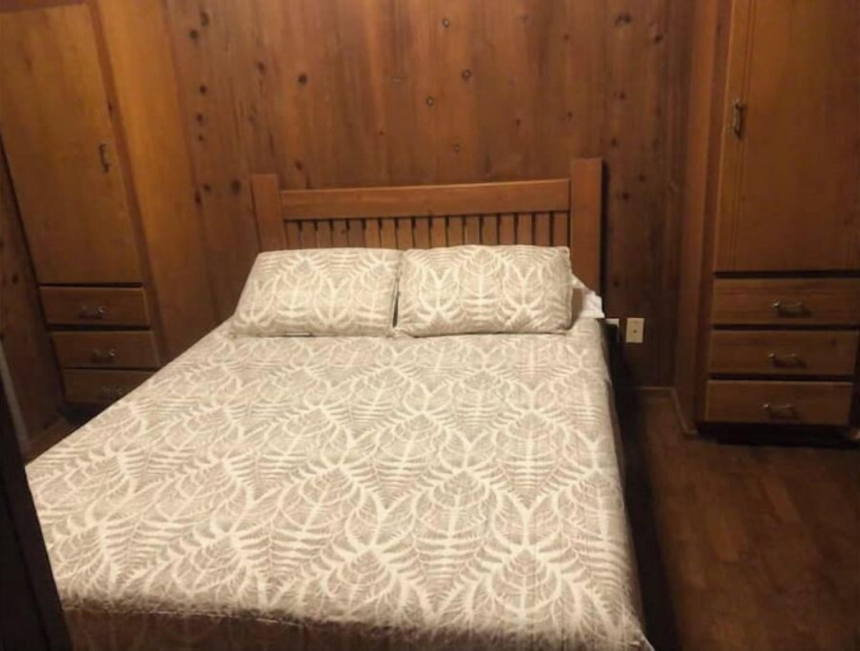 2 多间卧室、免费 WiFi、床单