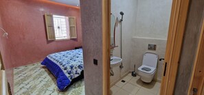 A bedroom with a bed and a bathroom with a toilet and sink. - aqua villa (Marrakesh)