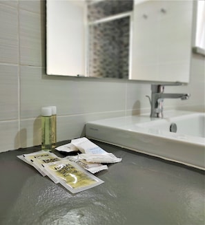 Dusche, Haartrockner, Bidet, Handtücher