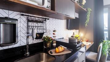 Departamento básico | Cocina privada | Refrigerador, microondas y utensilios de cocina