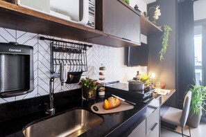 Basic Apartment | Private kitchen | Fridge, microwave, cookware/dishes/utensils