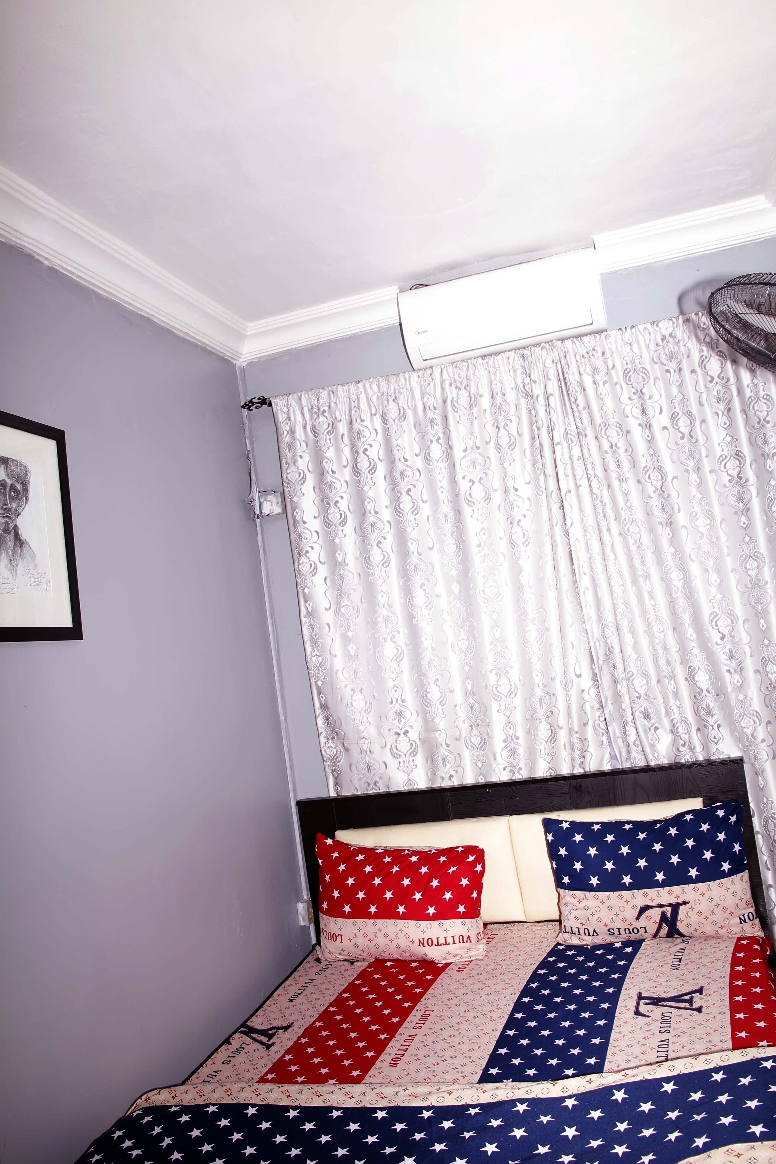 1 غرفة نوم ومكواة/لوح كي وملاءات أسرّة