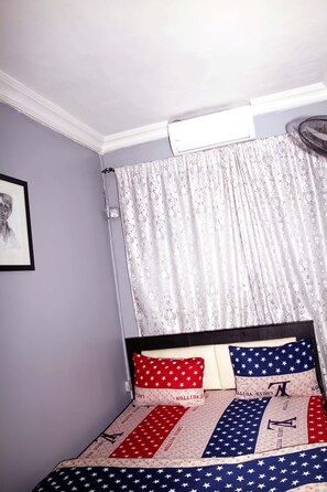 1 slaapkamer, een strijkplank/strijkijzer, beddengoed