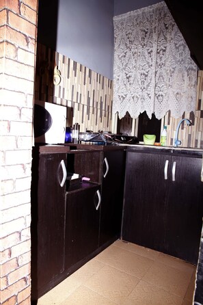 Een koelkast, een magnetron, een kookplaat, een waterkoker