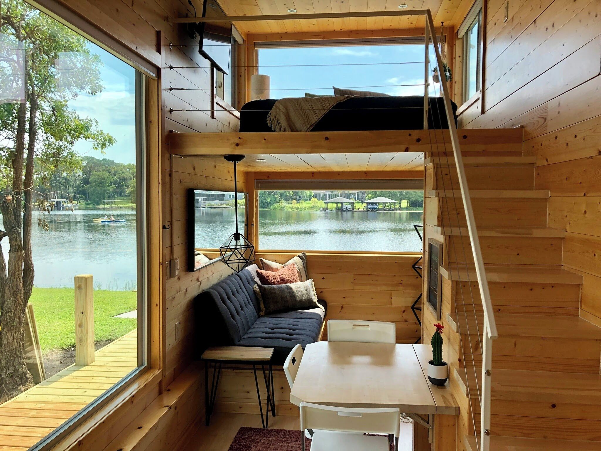 デザイン コテージ レイクビュー | リビング エリア | スマートテレビ、有料ムービー