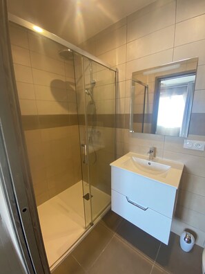 Dusj, hårføner og håndklær