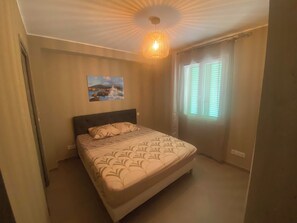 4 chambres, fer et planche à repasser, lit de bébé portatif